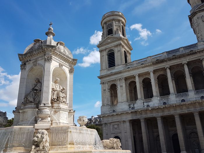 La fontaine Saint Sulpice devant l'église