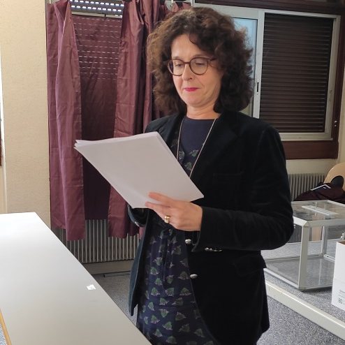 Silvia D'amico annonçant le résultat du vote